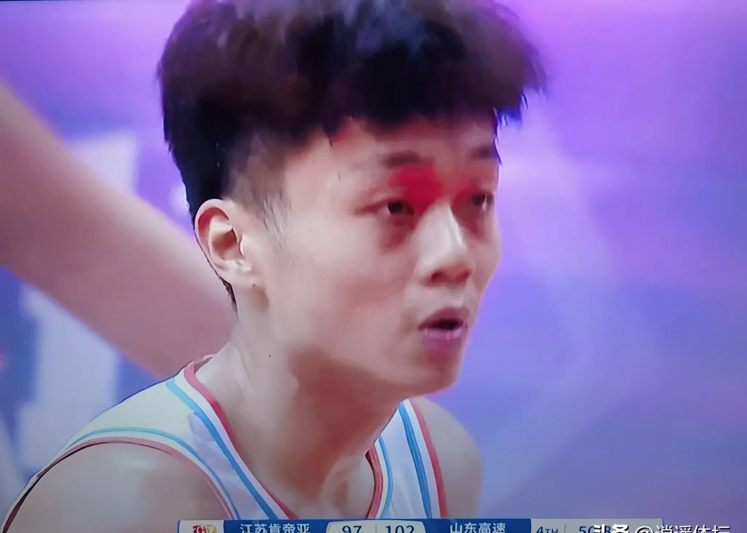 中国球队在重要比赛中做出惊人动作