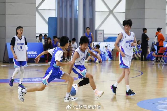 赛事精彩纷呈，球队士气高昂大步向前的简单介绍