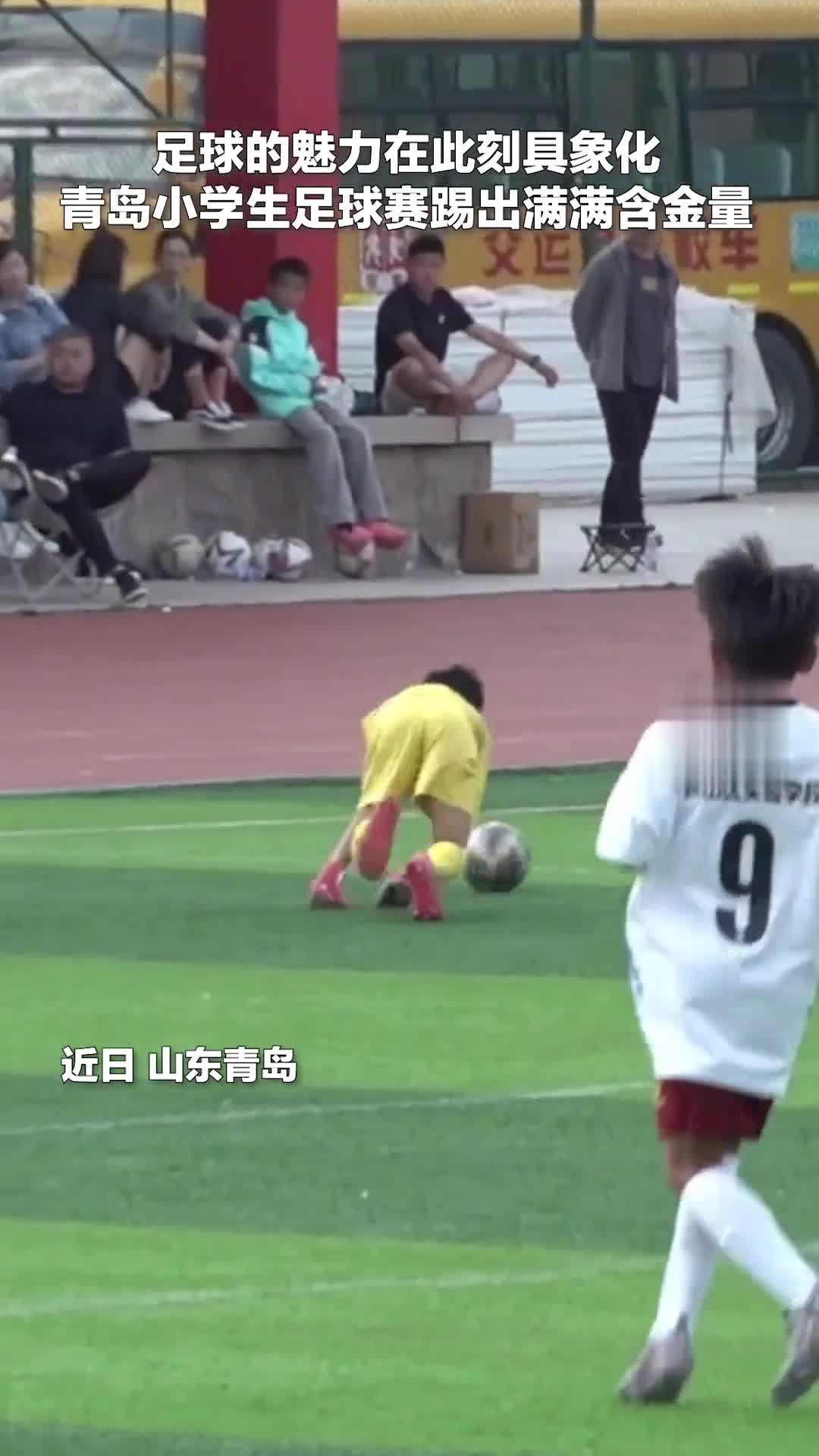 足球比赛场面一片火爆，球员们拼尽全力