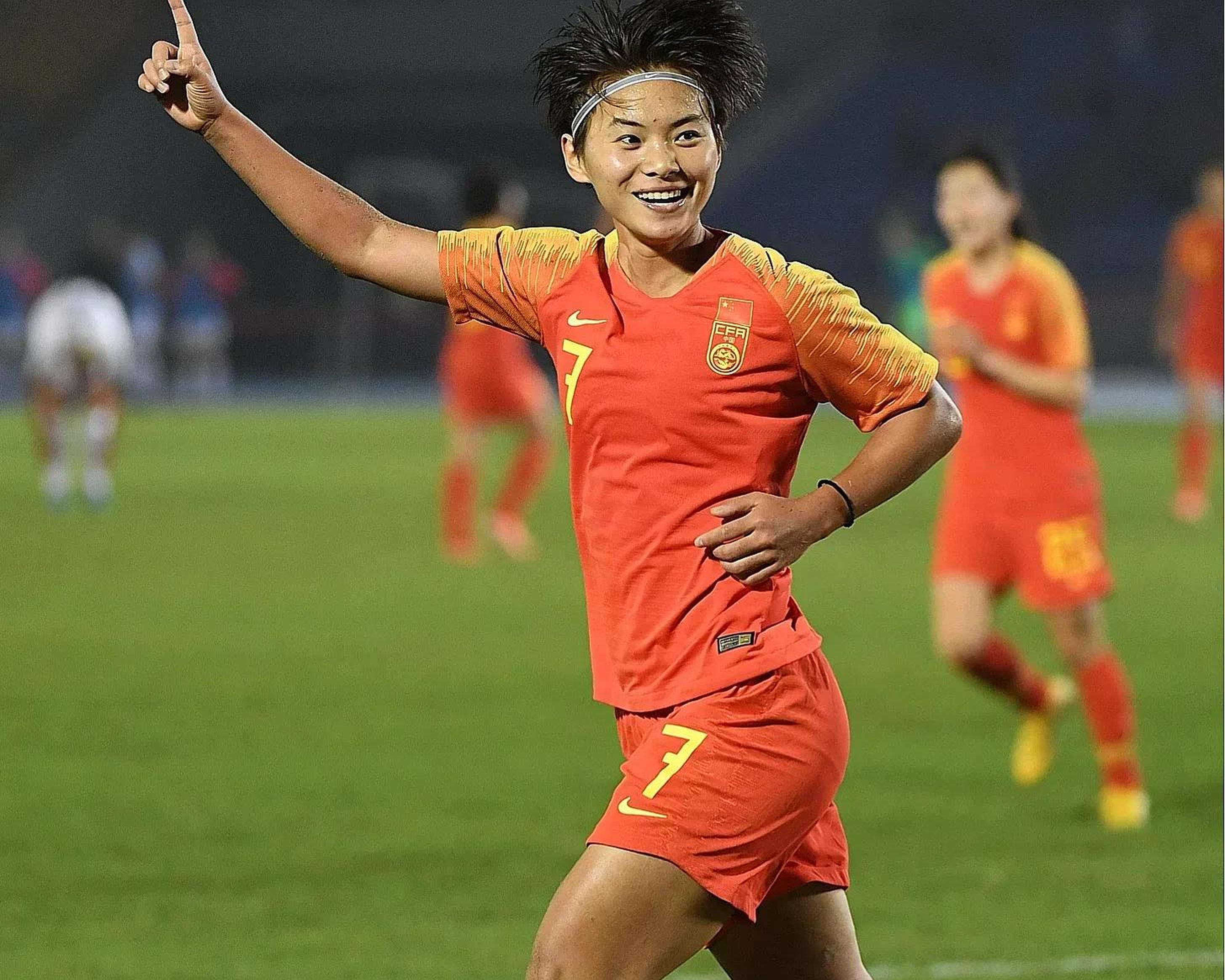 女足比赛中球员精神抖擞，斗志昂扬的简单介绍