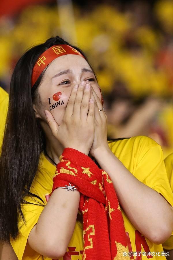 包含足球女队比赛场面火爆足球迷疯狂呐喊的词条