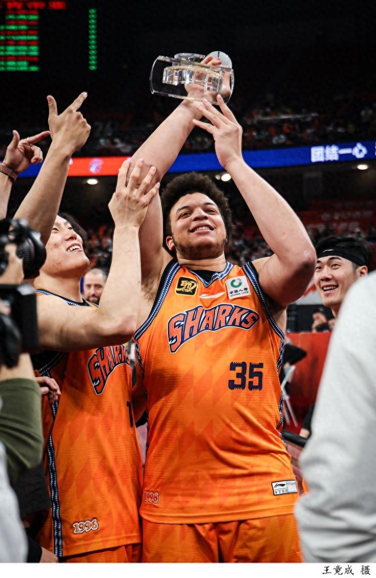 NBA季后赛一触即发，各队对决场面火爆