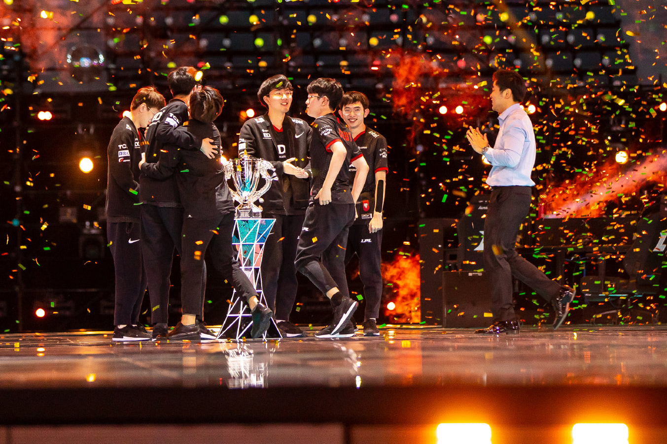 包含英雄联盟小组赛落幕，强队悉数晋级的词条